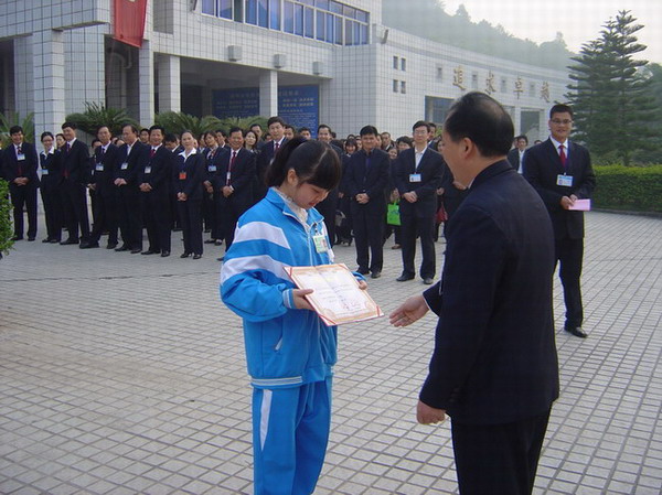 我校朱园园同学获得市直中学生演讲比赛二等奖